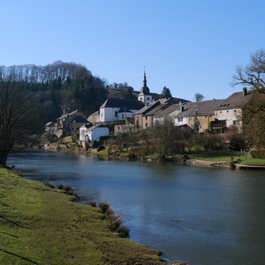 Joli village avec maisons blanches et église au bord de l'eau - Belgique  - collection de photos clin d'oeil, catégorie paysages